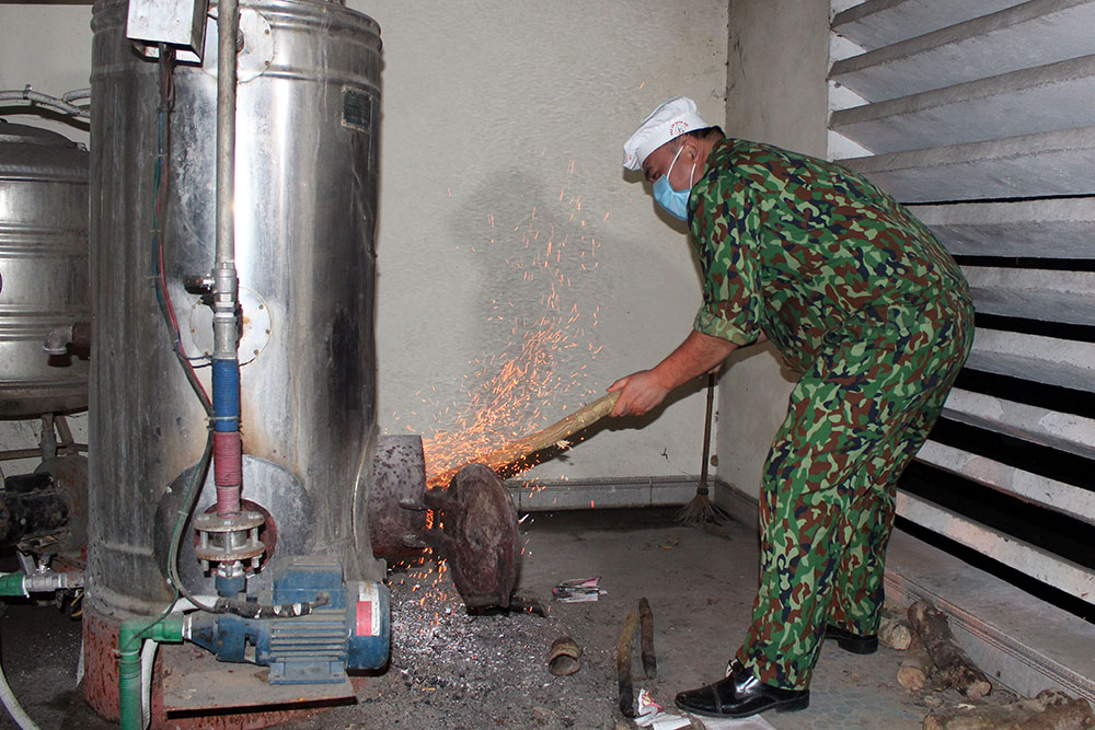 3 giờ sáng, chiến sĩ nuôi quân Trung đoàn 750, Bộ CHQS tỉnh Bắc Kạn nổi lửa nấu cơm sáng phục vụ người dân.